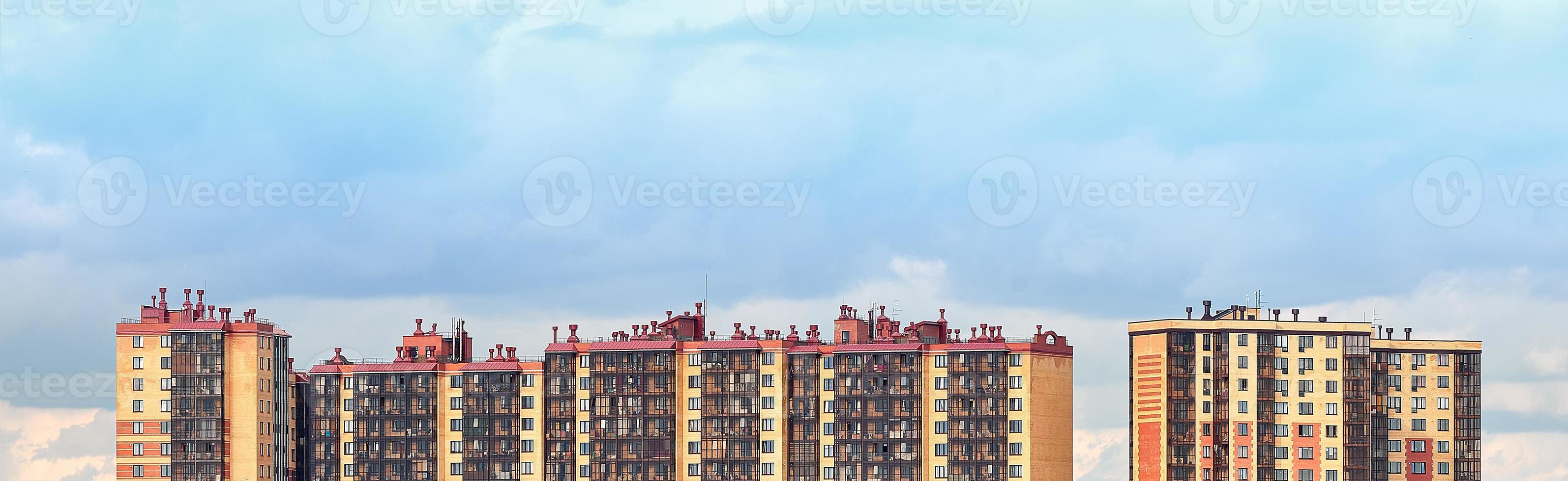 panorama van de stad landschap tegen de blauw lucht. foto