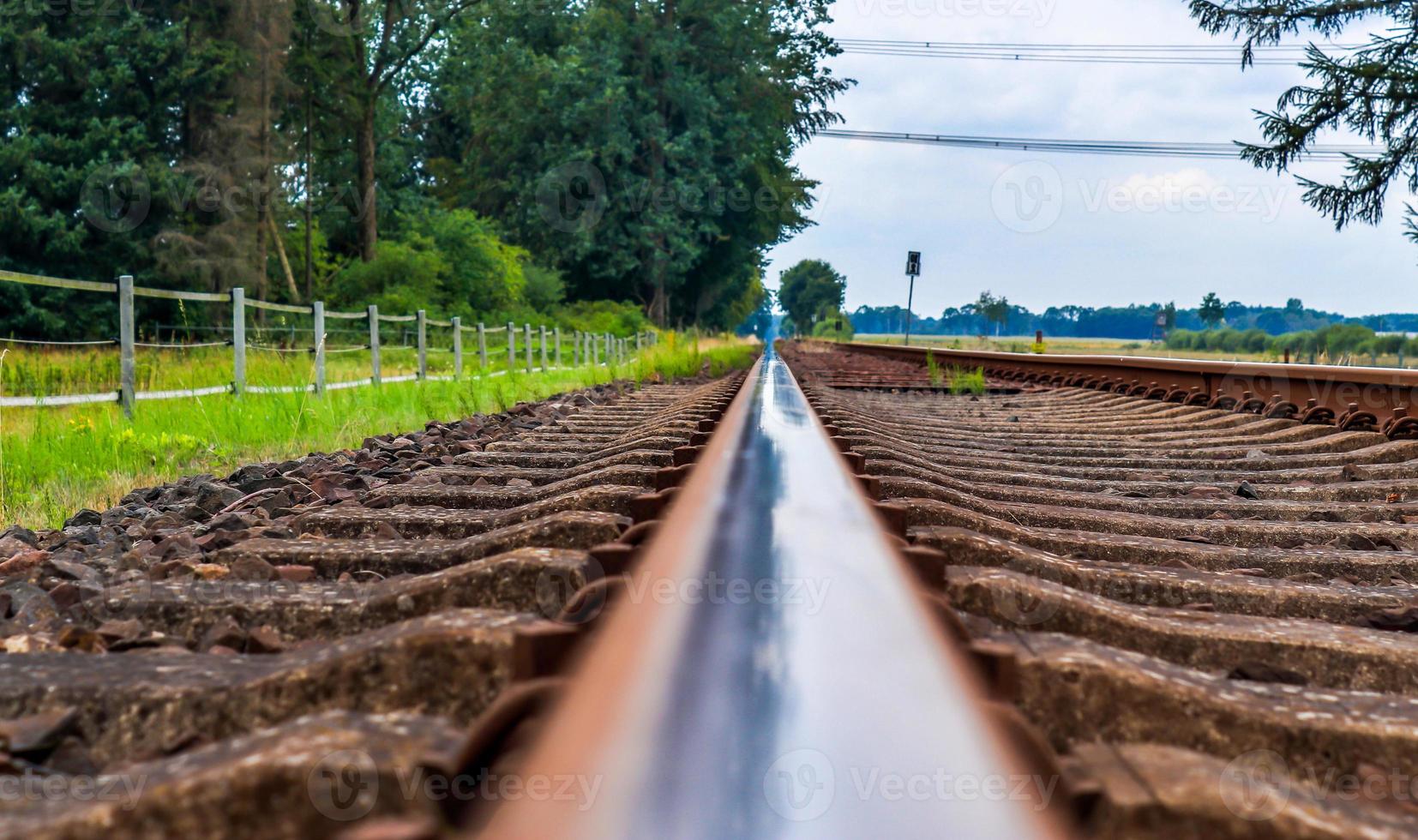 meerdere spoorweg sporen met kruispunten Bij een spoorweg station in een perspectief en vogelstand visie foto