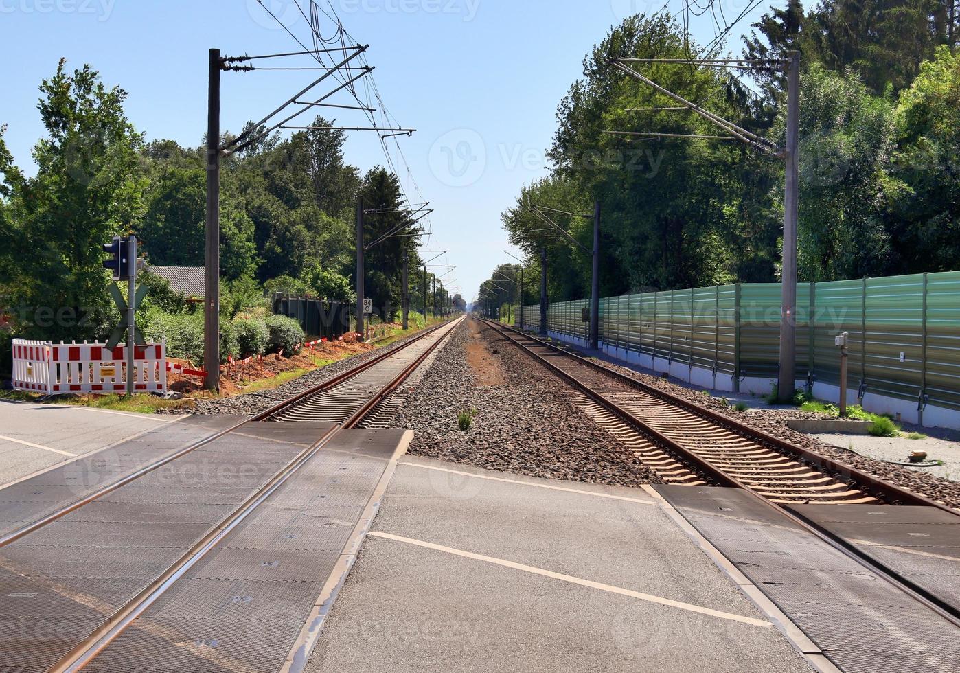 meerdere spoorweg sporen met kruispunten Bij een spoorweg station in een perspectief en vogelstand visie foto