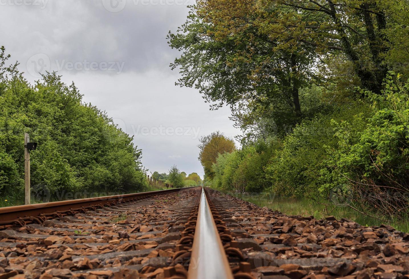 meerdere spoorweg sporen met kruispunten Bij een spoorweg station in een perspectief en vogelstand visie foto