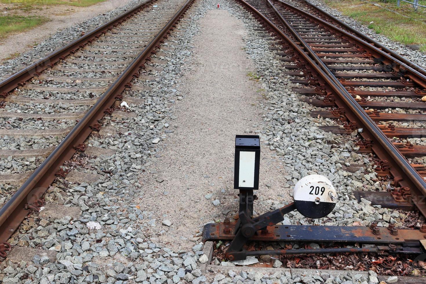 meerdere spoorweg sporen met kruispunten Bij een spoorweg station in een perspectief en vogelstand visie foto