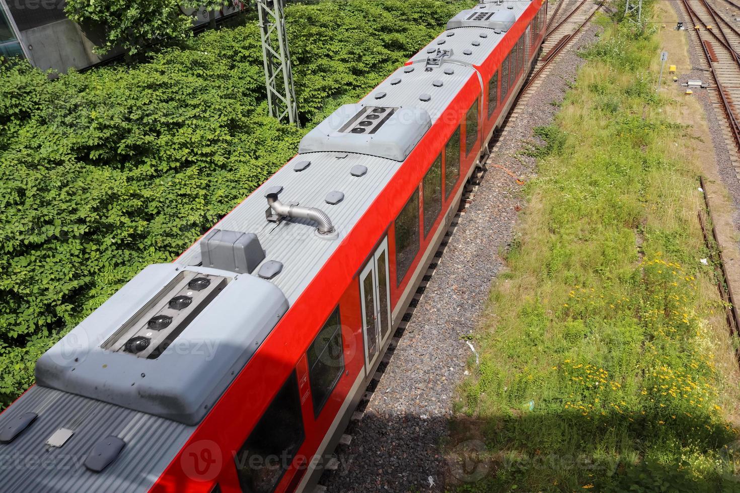 meerdere spoorweg sporen met kruispunten Bij een spoorweg station in een perspectief en vogelstand visie foto