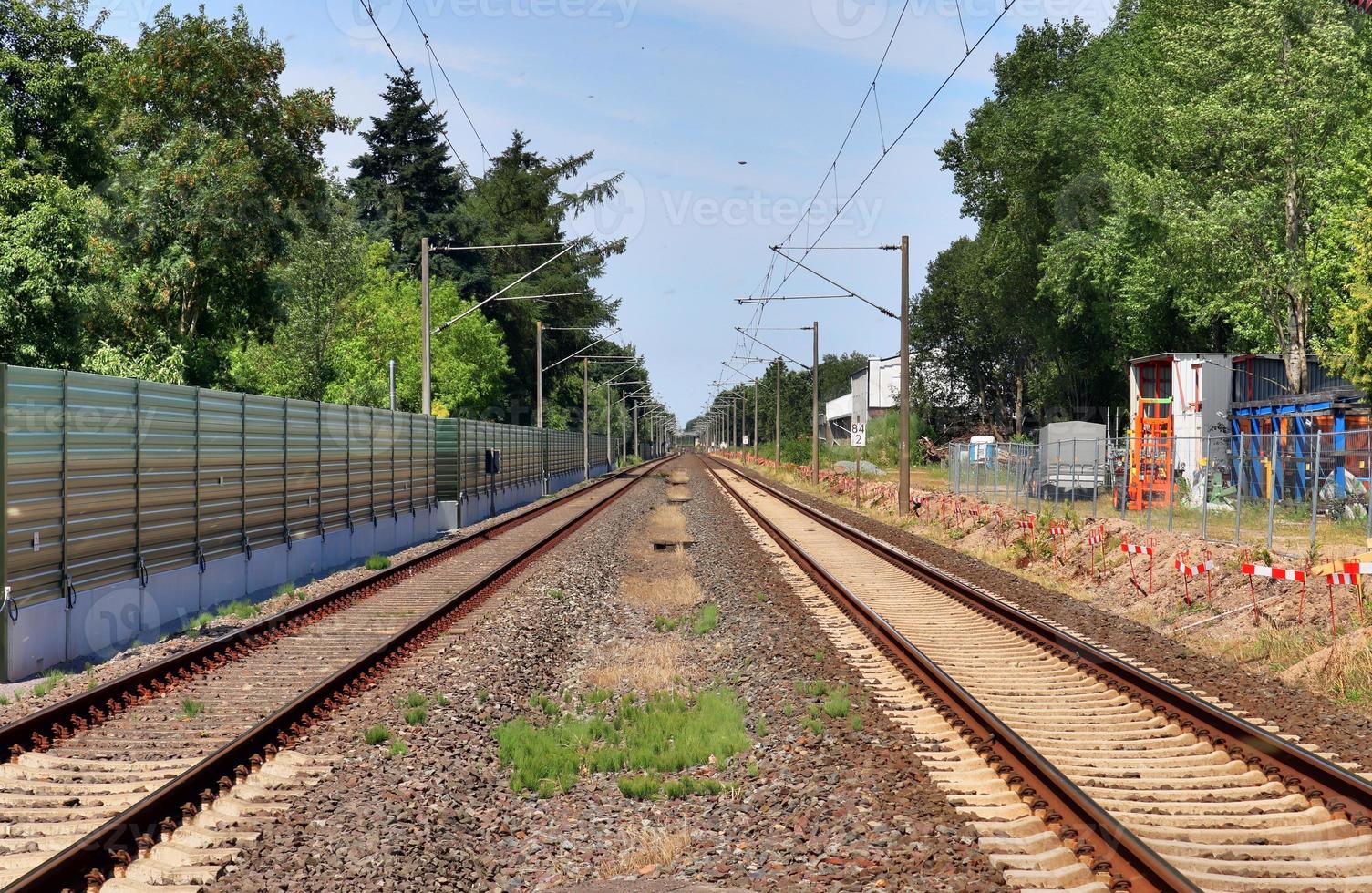 meerdere spoorweg sporen met kruispunten Bij een spoorweg station in een perspectief en vogelstand visie foto