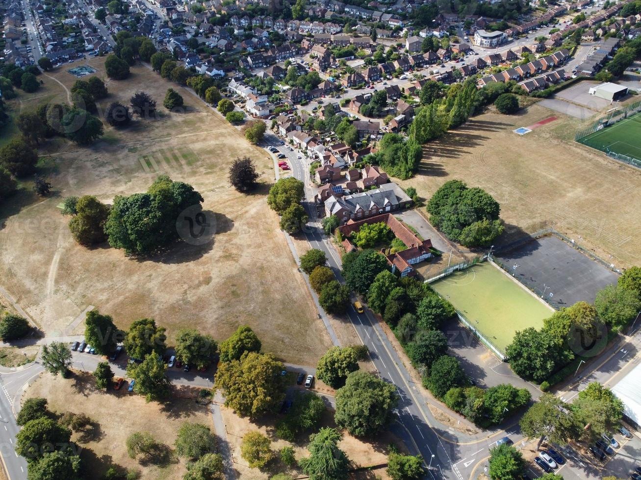 antenne visie van krekel grond Bij lokaal openbaar park van hemel hennepstad Engeland Super goed Brittannië foto