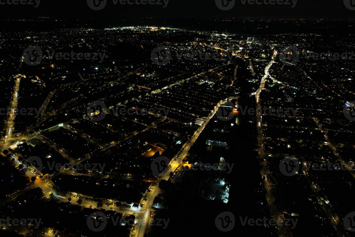 nacht antenne visie van verlichte Brits stad. drone's beeldmateriaal van luton stad- van Engeland Bij nacht foto