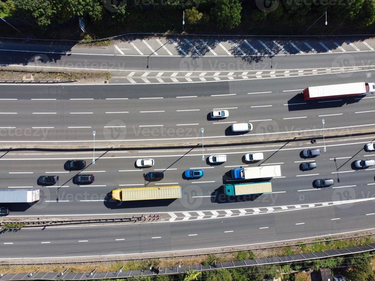 mooi antenne visie van Brits snelwegen en wegen met verkeer foto