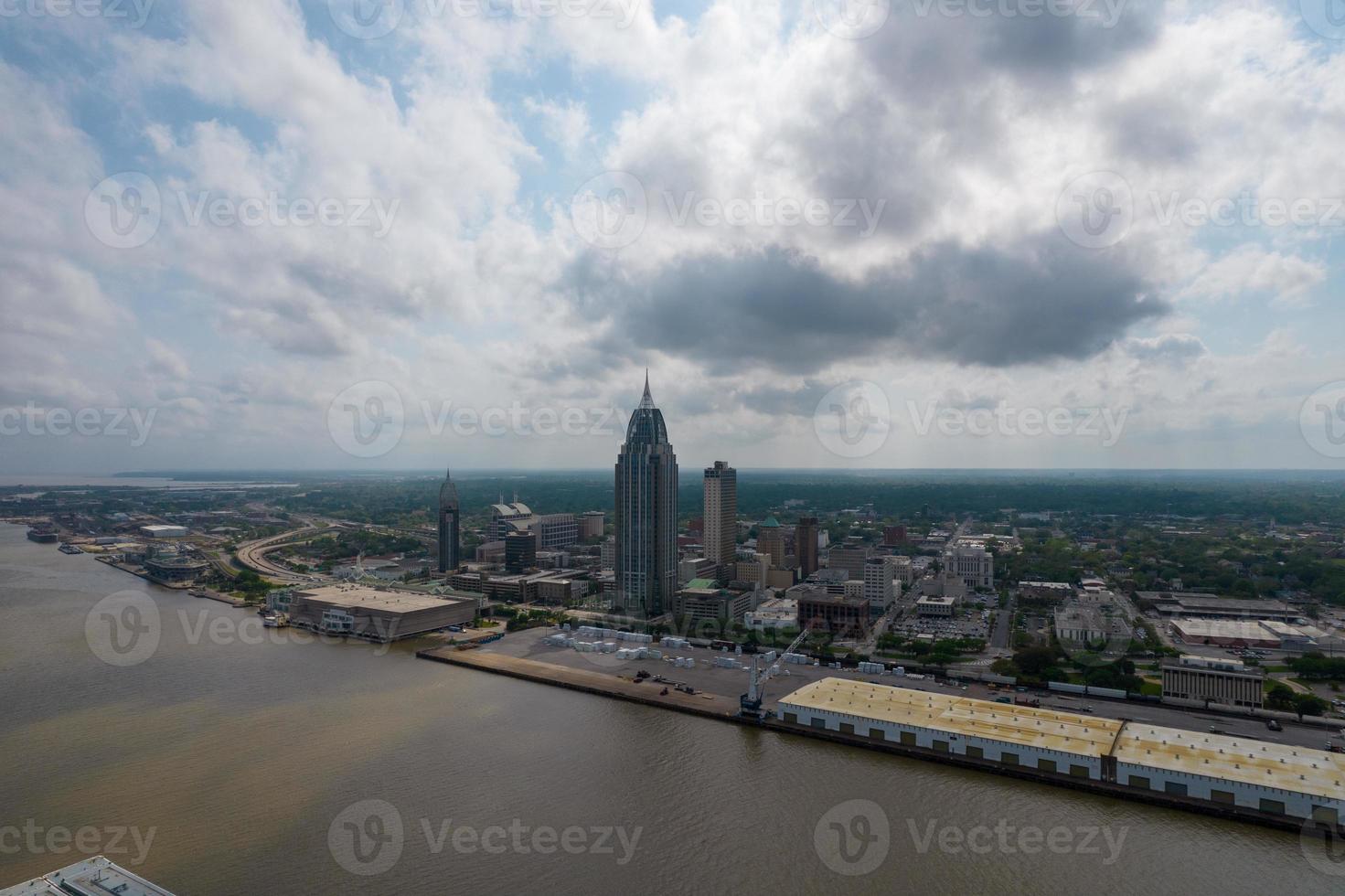 downtown mobiel, Alabama waterkant horizon Aan een bewolkt zomer dag foto