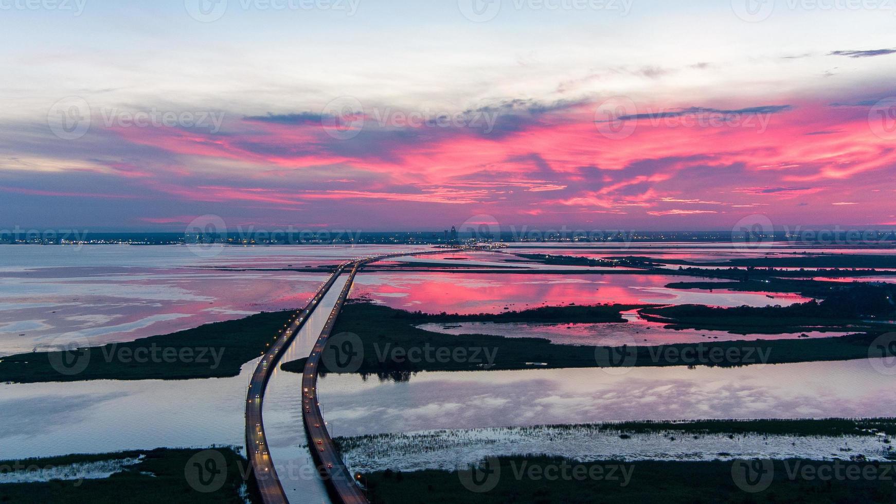 antenne visie van mobiel baai en jubileum parkway brug Bij zonsondergang Aan de Alabama golf kust foto