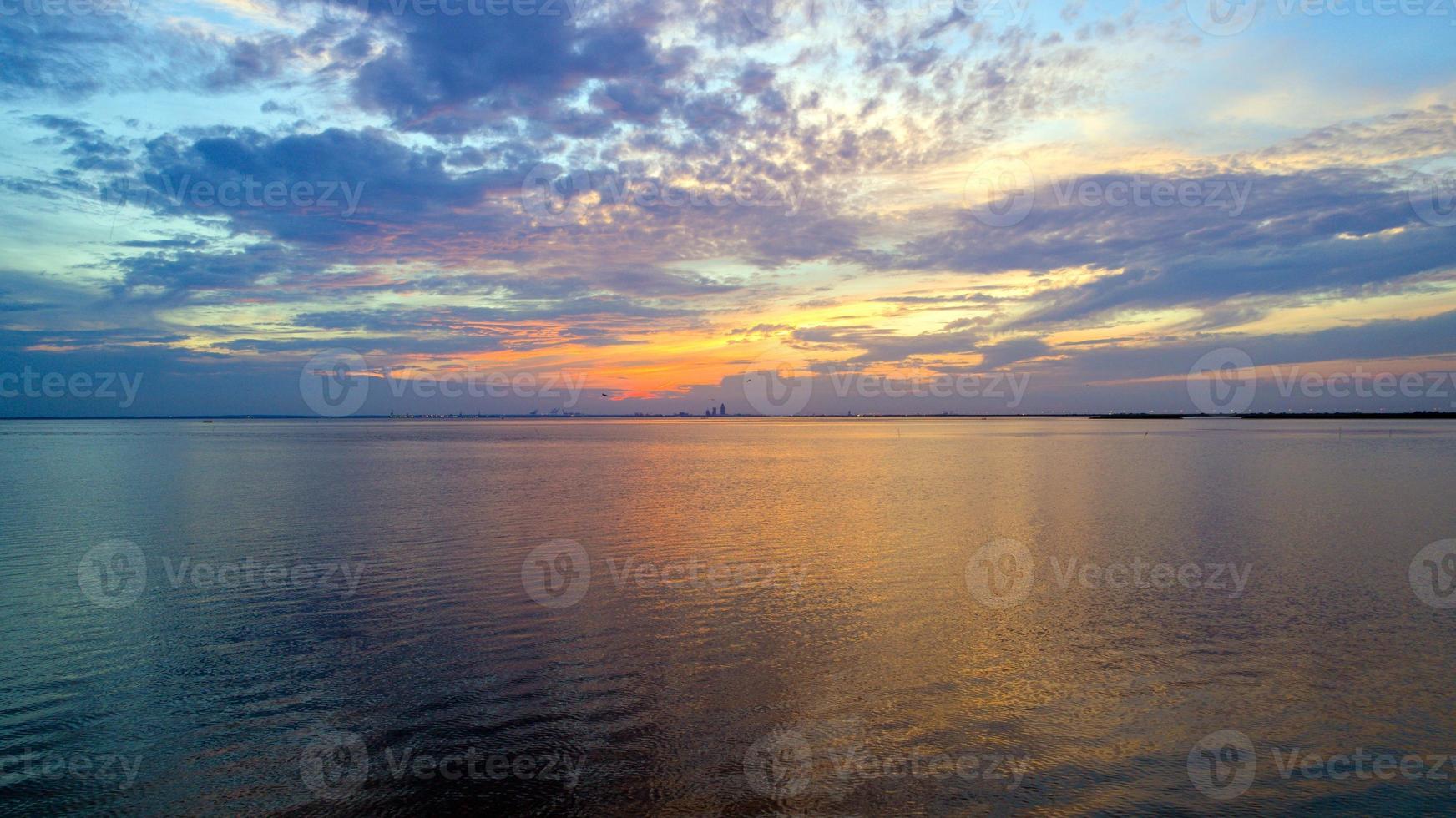 pier Aan mobiel baai Bij zonsondergang foto