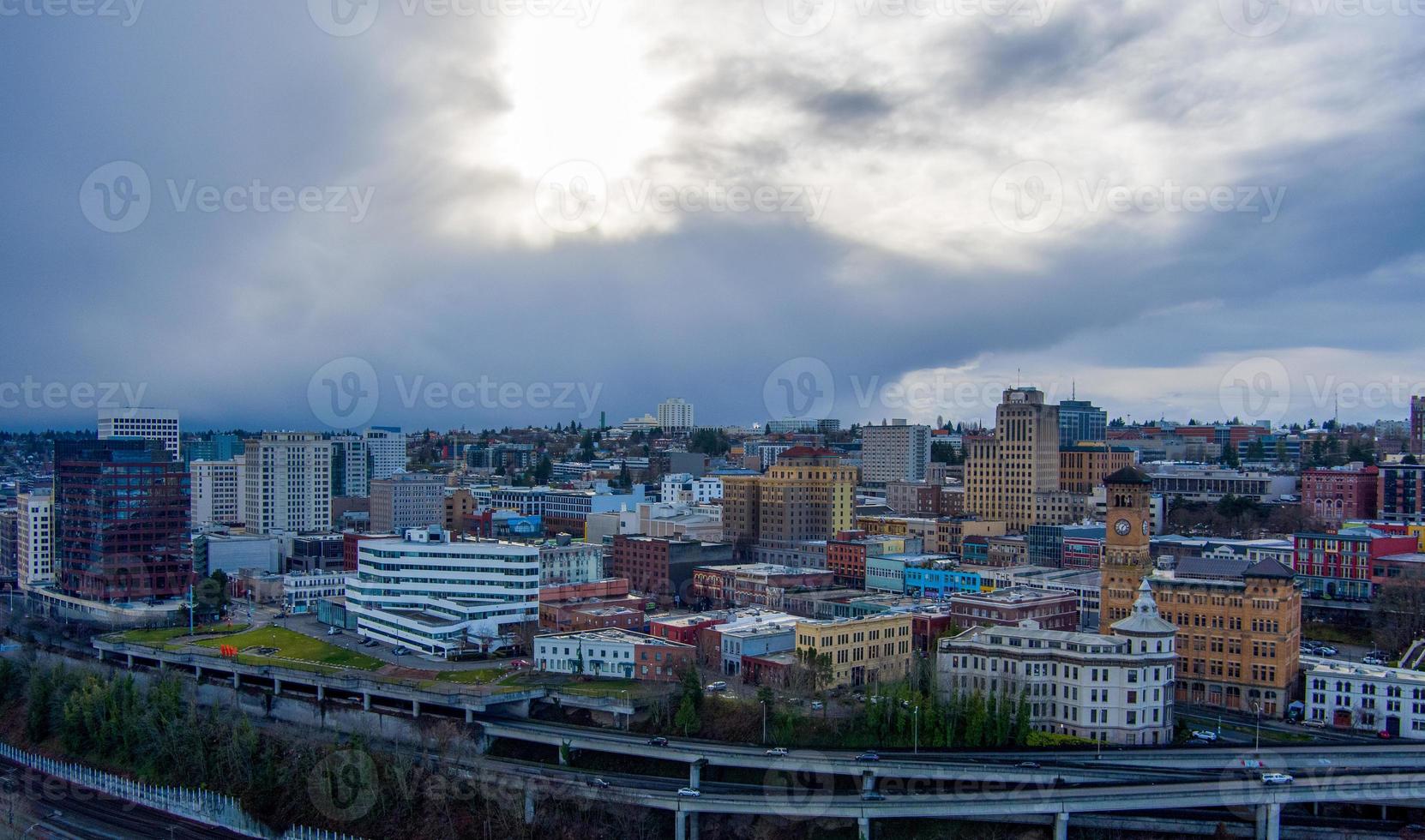 antenne visie van de downtown tacoom, Washington waterkant horizon in december 2021 foto