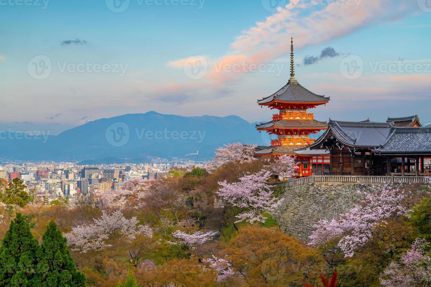 oud stad- Kyoto gedurende sakura seizoen in Japan foto