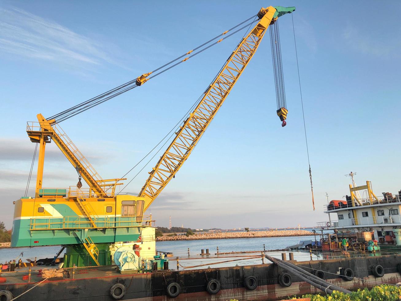 kraan aak geparkeerd in de haven heeft een blauw lucht Bij schemering. foto