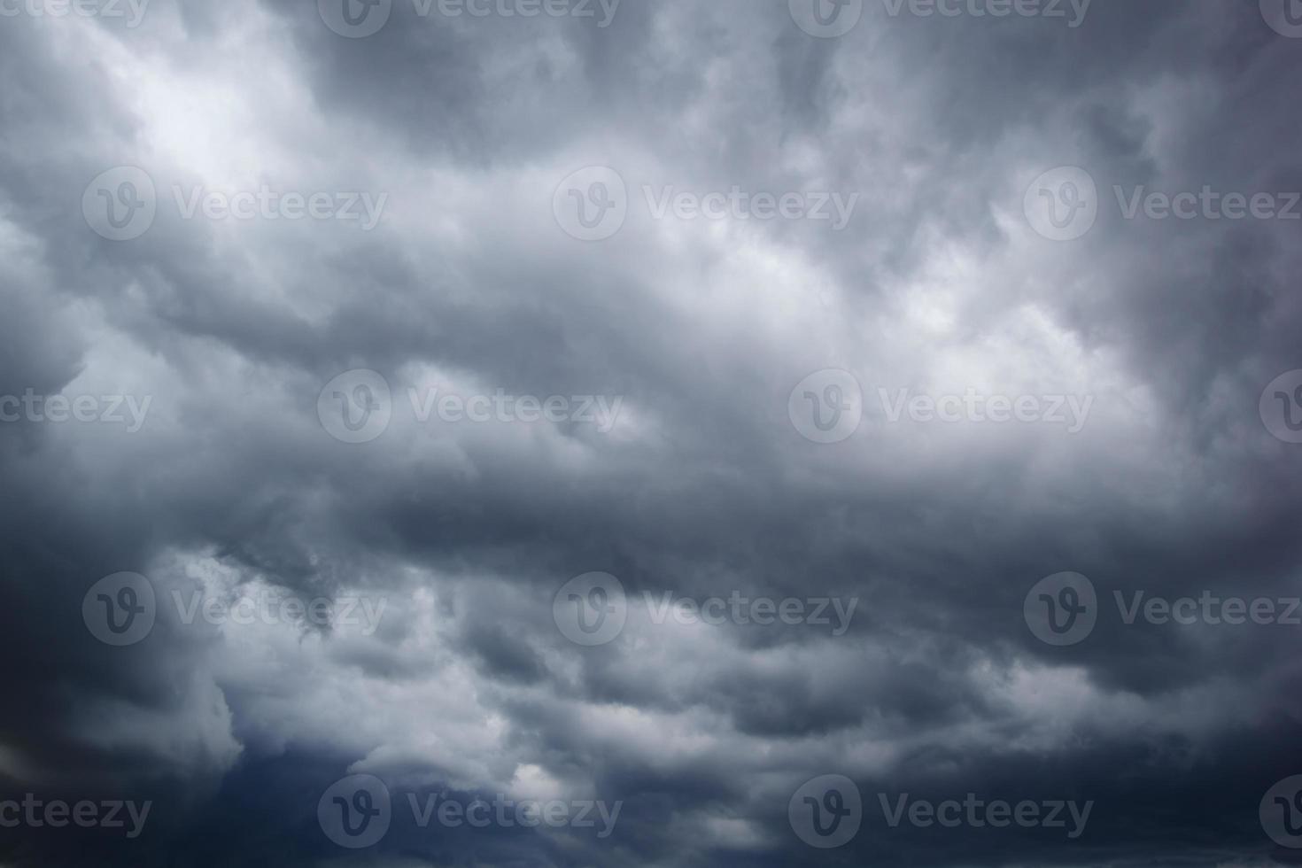 de donker lucht met zwaar wolken convergeren en een gewelddadig storm voordat de regen.slecht of humeurig weer lucht. foto