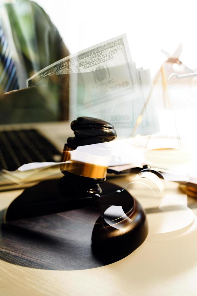 zaken en advocaten bespreken contractpapieren met koperen schaal op bureau in kantoor. wet, juridische diensten, advies, rechtvaardigheid en wet concept foto met film grain effect