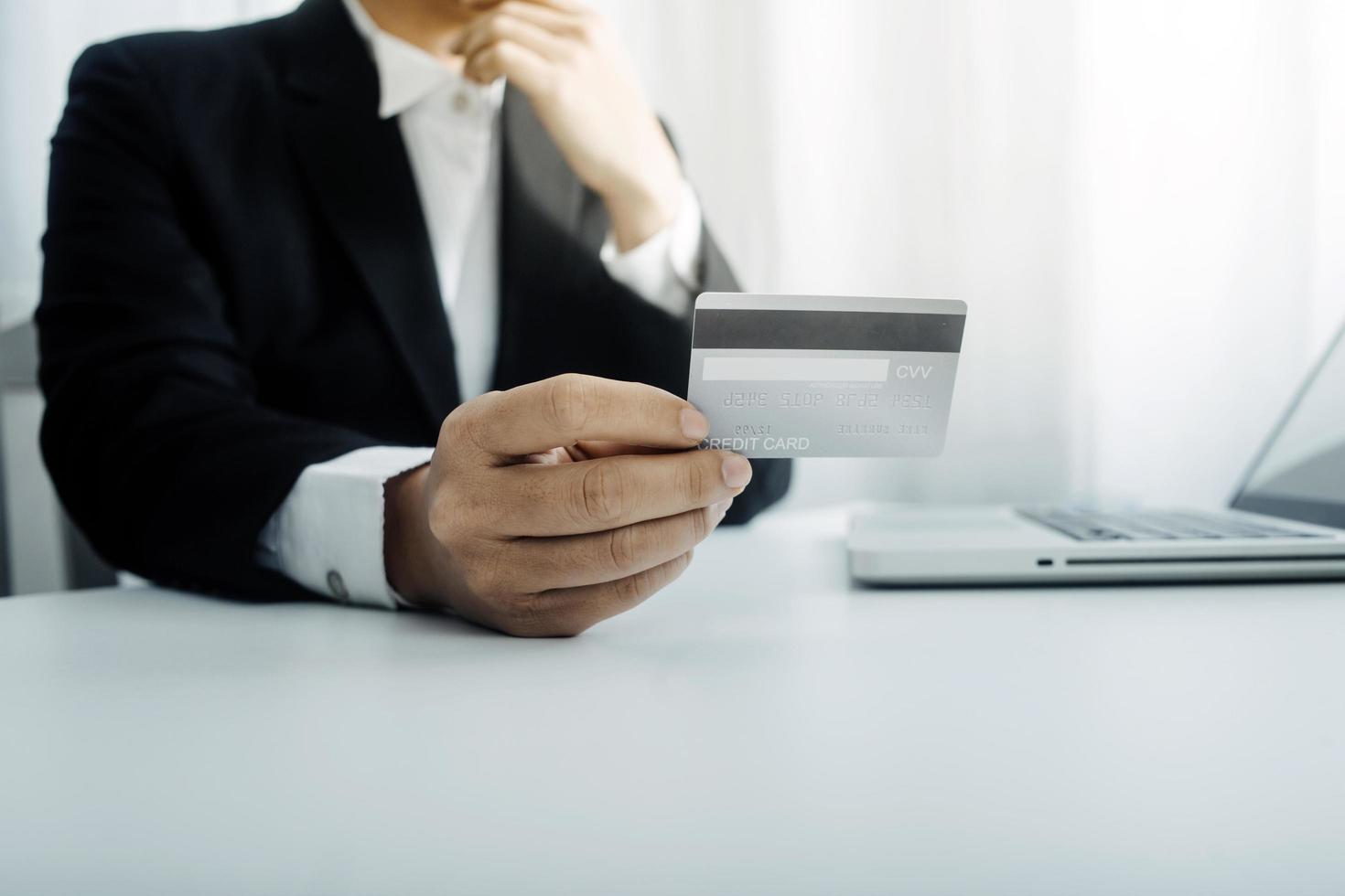 technologie, mensen en online boodschappen doen concept - gelukkig glimlachen Mens met tablet pc computer en credit kaart Bij huis foto