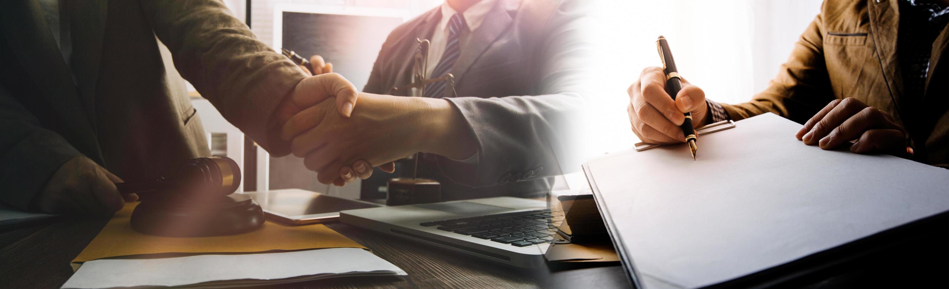 zaken en advocaten bespreken contractpapieren met koperen schaal op bureau in kantoor. wet, juridische diensten, advies, rechtvaardigheid en wet concept foto met film grain effect