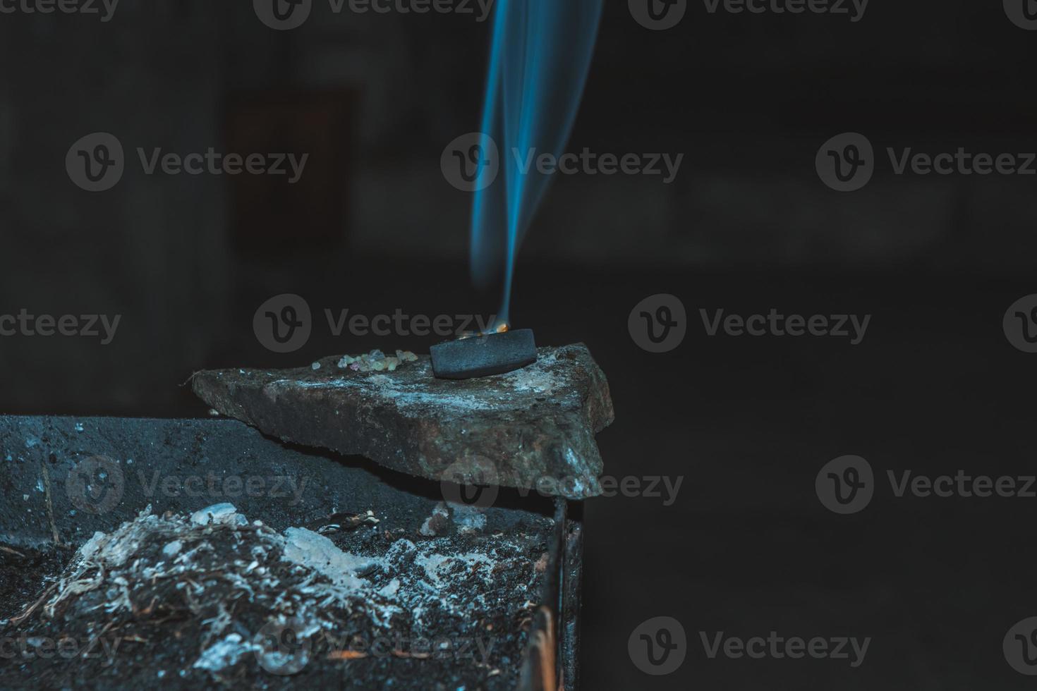 roken wierook in de kerk, de altaar in de achtergrond foto