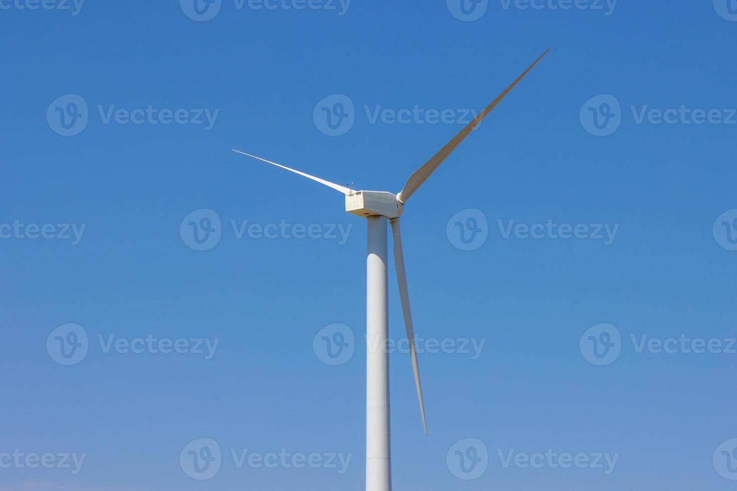 wind boerderij, wind boerderijen. wind macht is de gebruik van lucht stromen door wind turbines naar mechanisch macht generatoren voor elektrisch stroom. foto