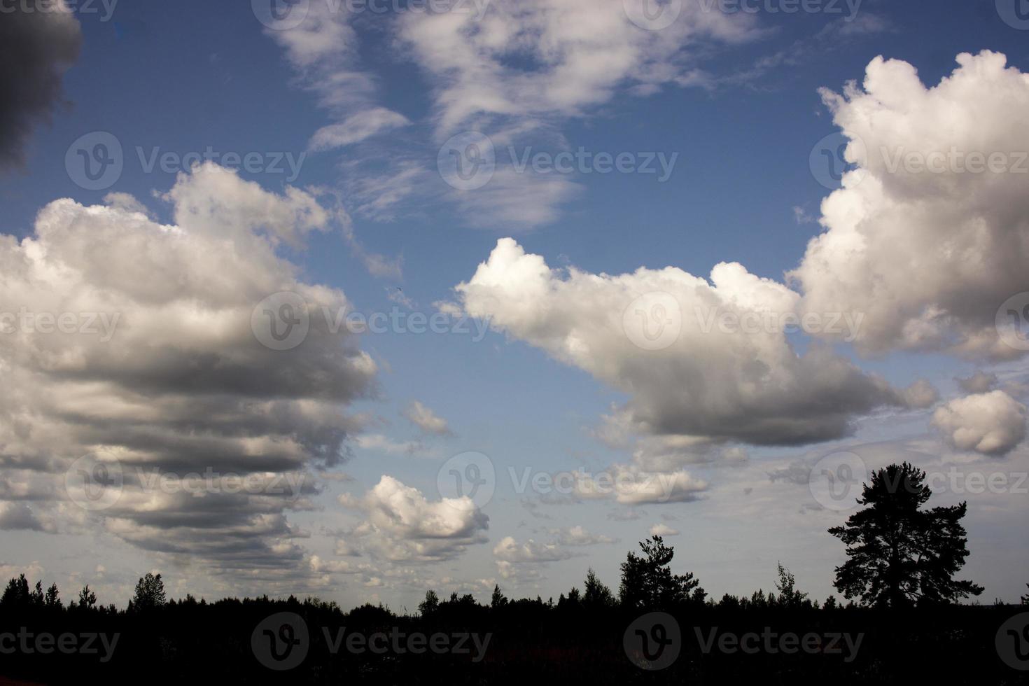 landschap met majestueuze mooie dramatische pre-bedreigende lucht. bewolkte lucht foto