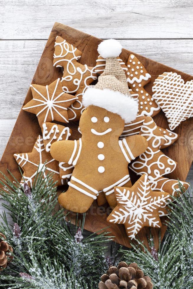 zelfgemaakte peperkoek kerstkoekjes op houten tafel. foto