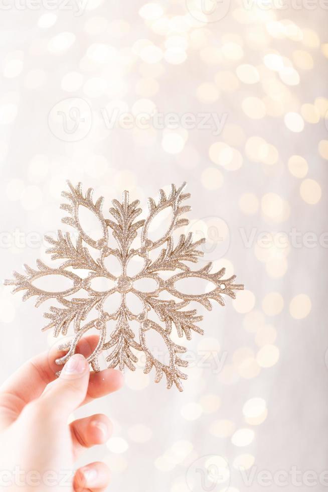 Kerstmis decor in Dames hand. Kerstmis groet kaart. vrouw handen houden Kerstmis of nieuw jaar versierd geschenk. foto