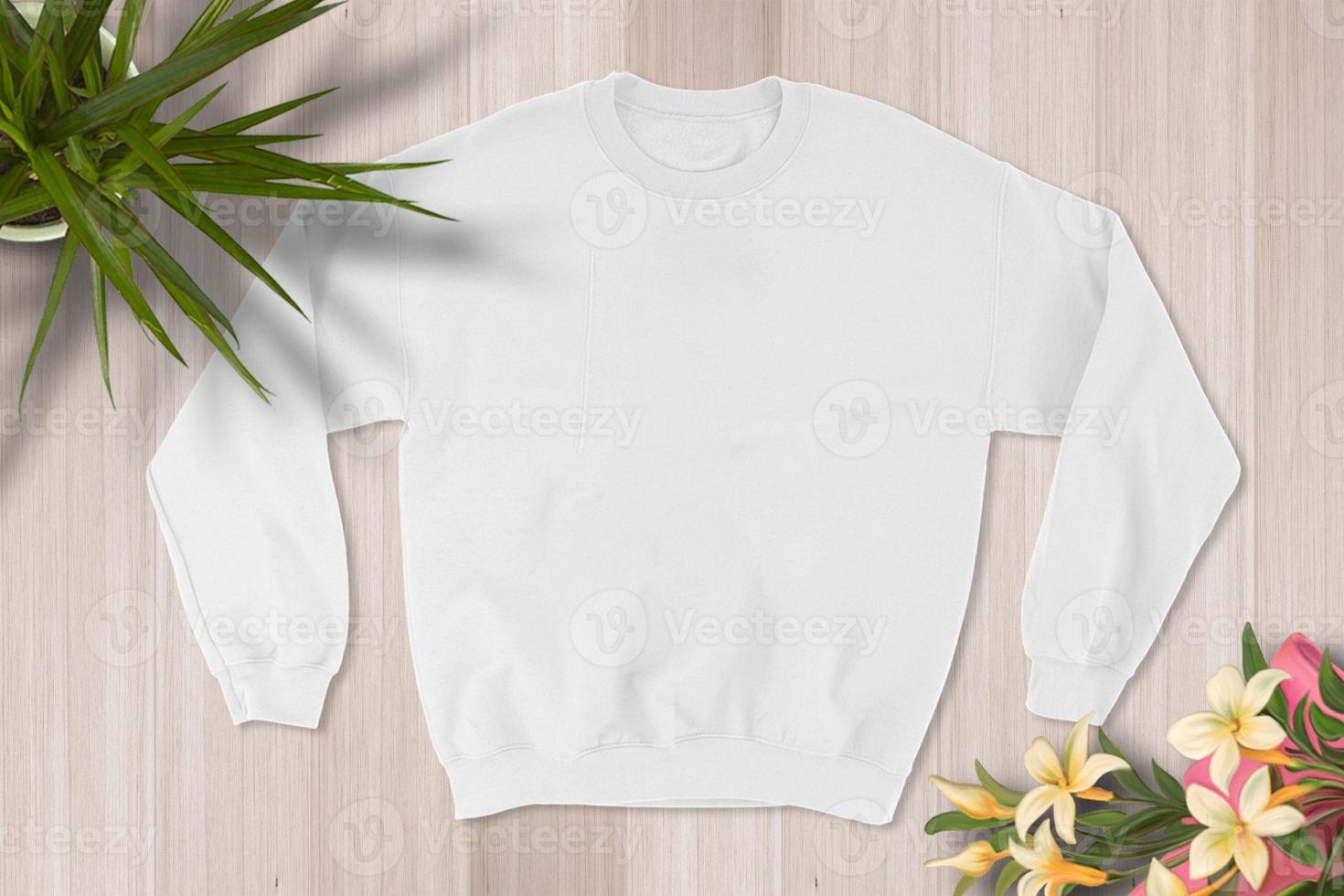 blanco's t-shirt Aan hout achtergrond, leeg t-shirt, t-shirt mockup foto