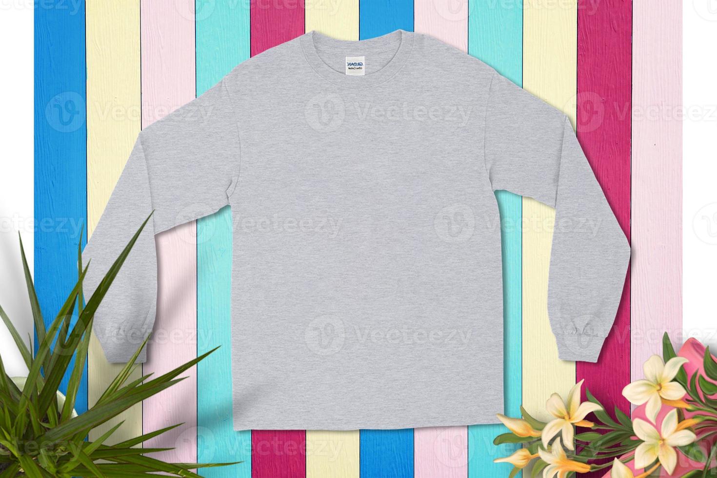 blanco's t-shirt Aan hout achtergrond, leeg t-shirt, t-shirt mockup foto