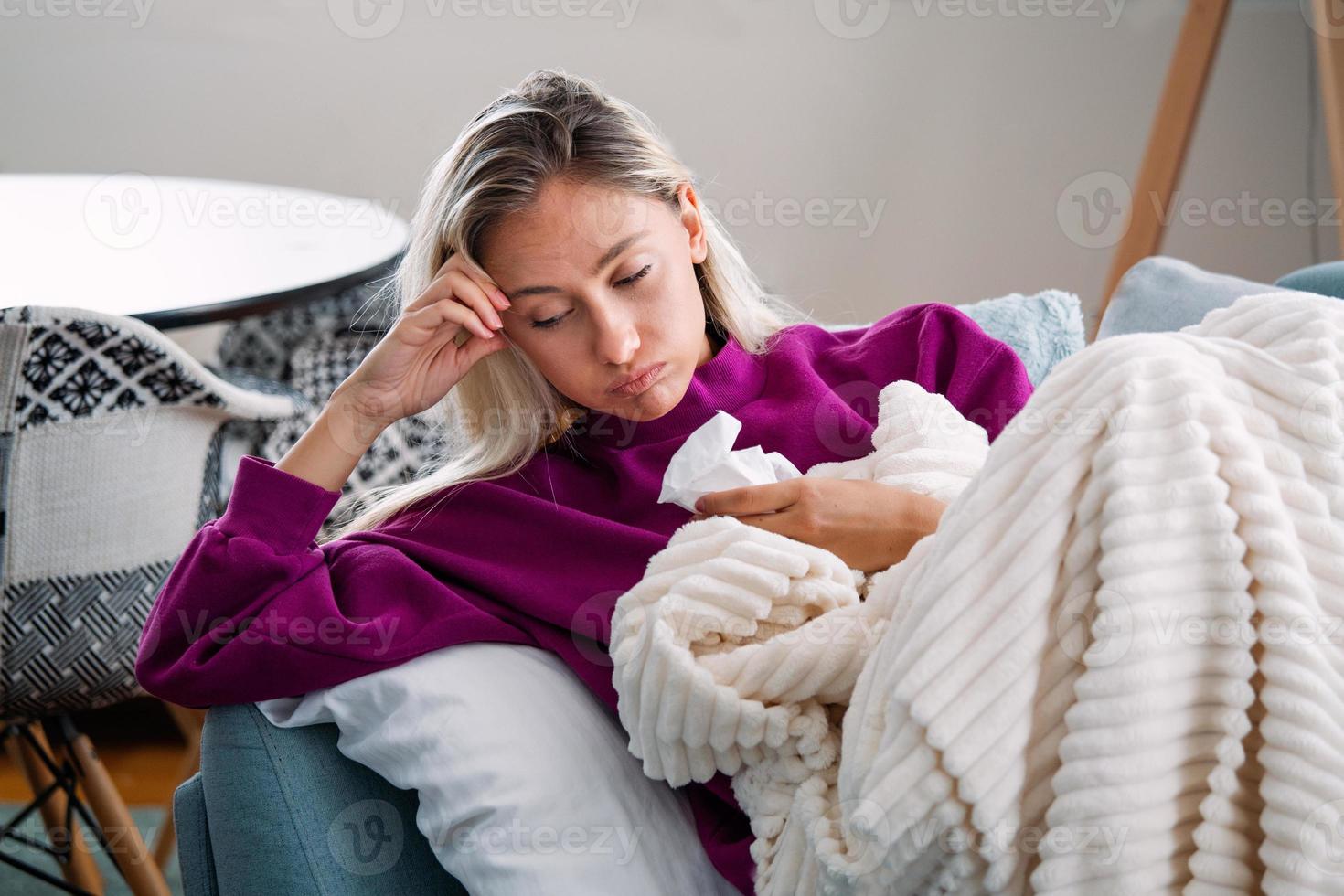 ziek ten einde raad vrouw heeft griep. rinitis, koud, ziekte, allergie concept. mooi ziek vrouw heeft hardlopen neus, wrijft neus- met zakdoek. niezen vrouw. brunette niezen in een zakdoek foto