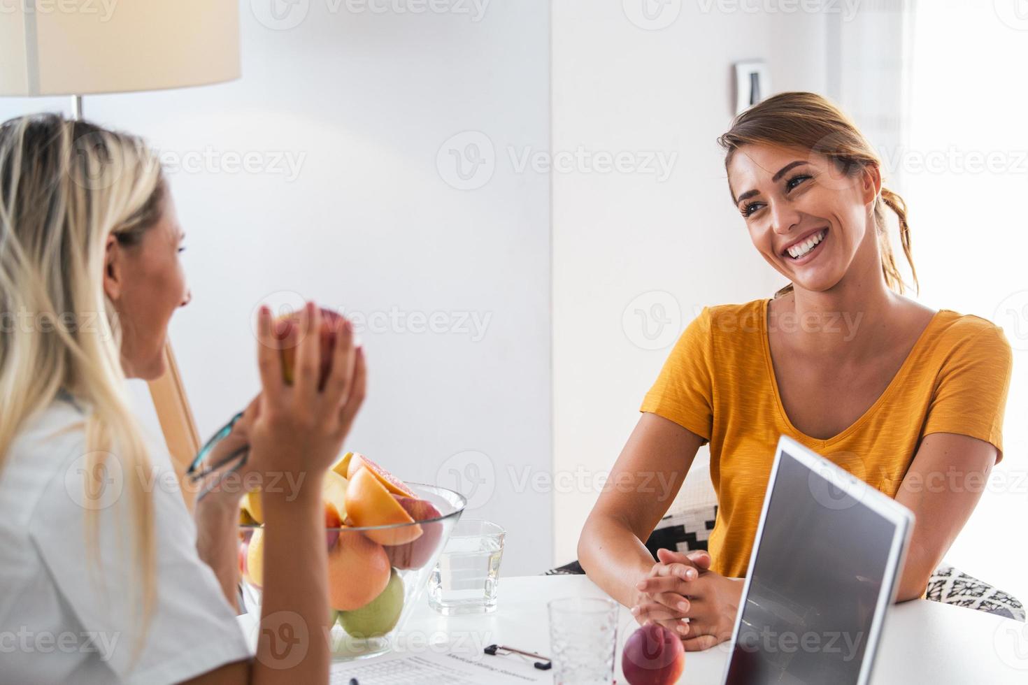 dokter voedingsdeskundige, diëtist en vrouw geduldig Aan overleg in de kantoor. jong glimlachen vrouw voedingsdeskundige in de overleg kamer. voedingsdeskundige bureau met gezond fruit en meten plakband. foto