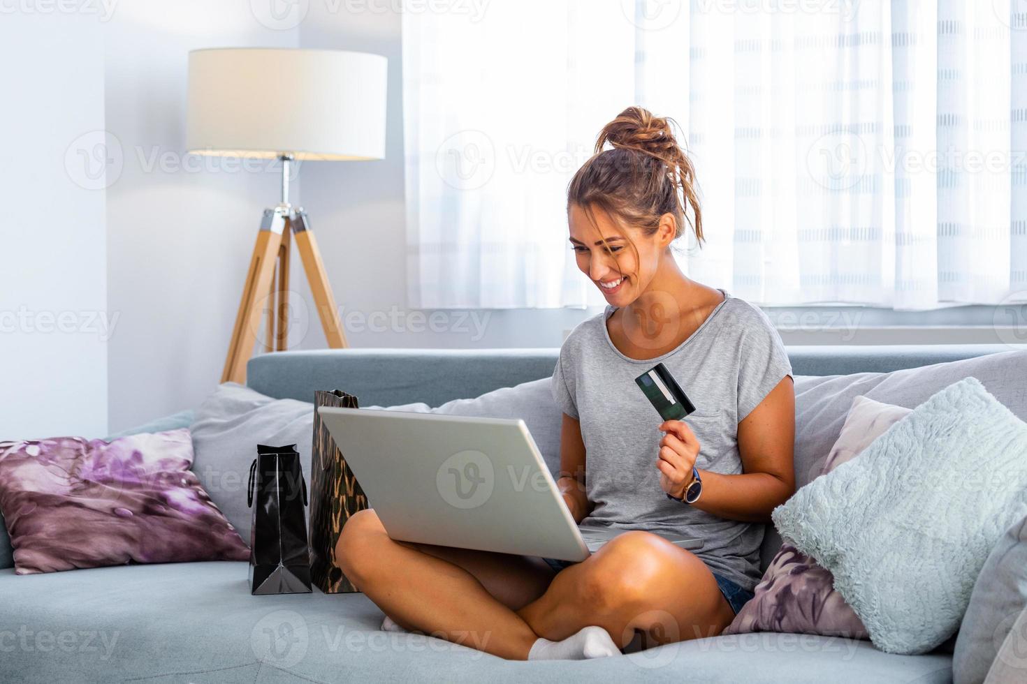 afbeelding tonen mooi vrouw boodschappen doen online met credit kaart. vrouw Holding credit kaart en gebruik makend van laptop. online boodschappen doen concept foto