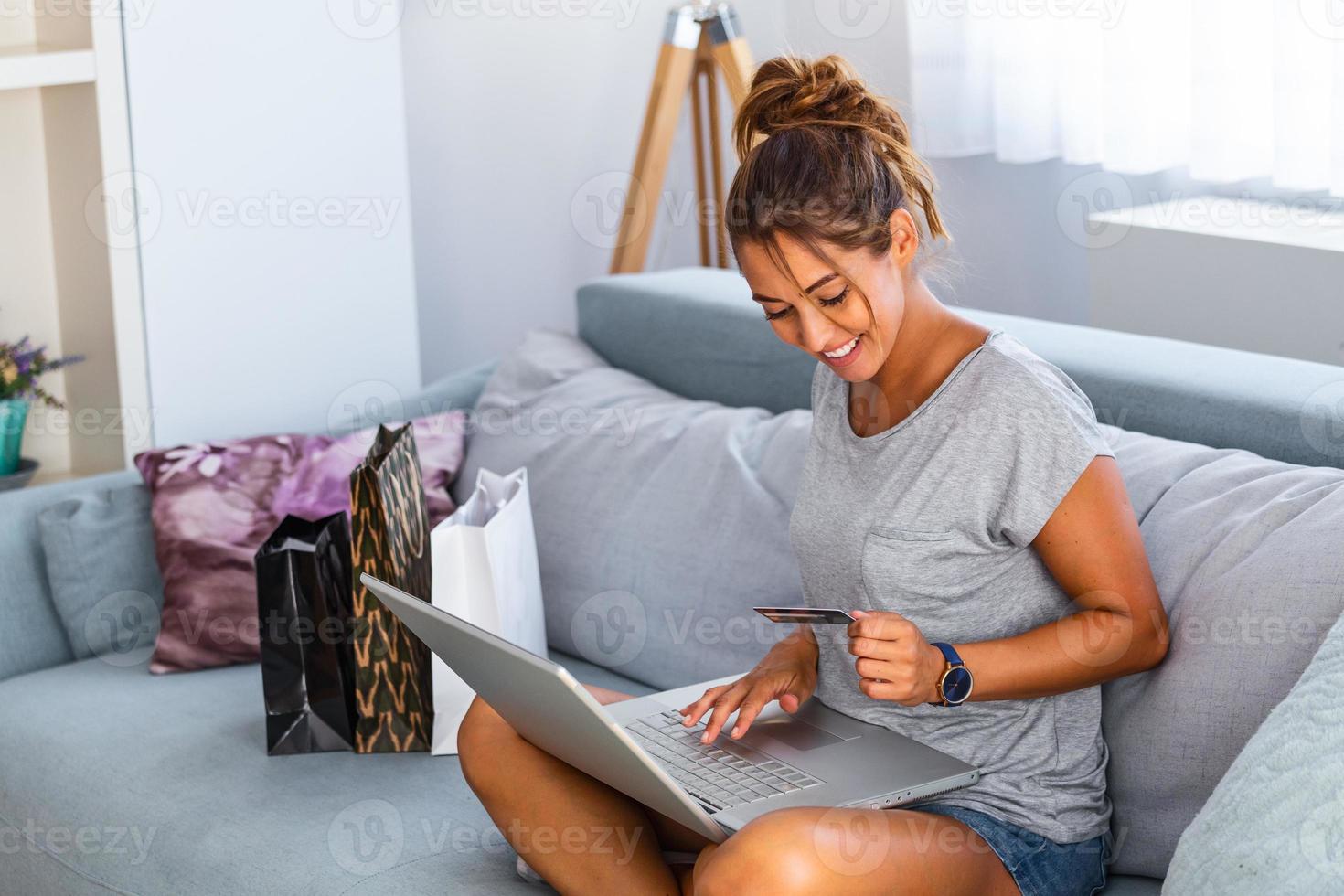 mooi vrouw boodschappen doen online met credit kaart. vrouw Holding credit kaart en gebruik makend van laptop. online boodschappen doen concept foto