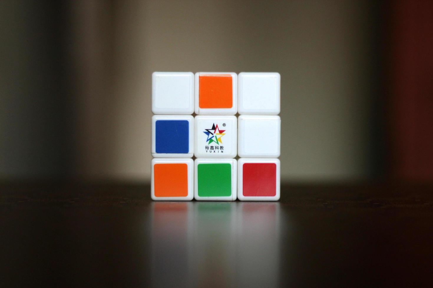 rubik's kubus Aan de zwart achtergrond. rubik's kubus was uitgevonden door Hongaars architect erno rubik in 1974. foto