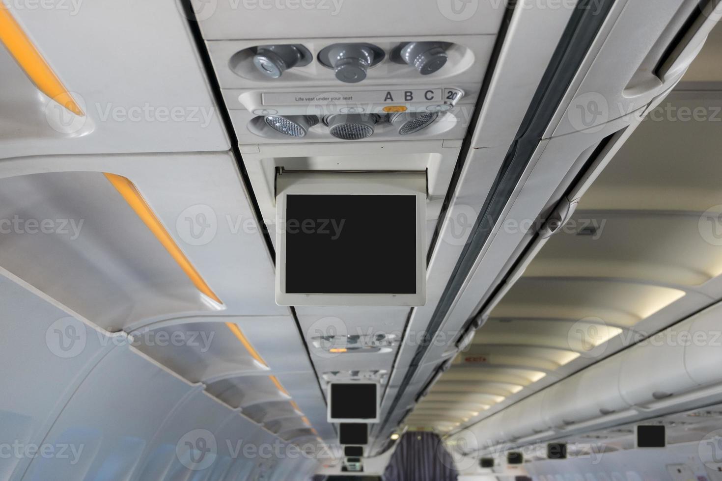 monitor boven het hoofd in het vliegtuig foto