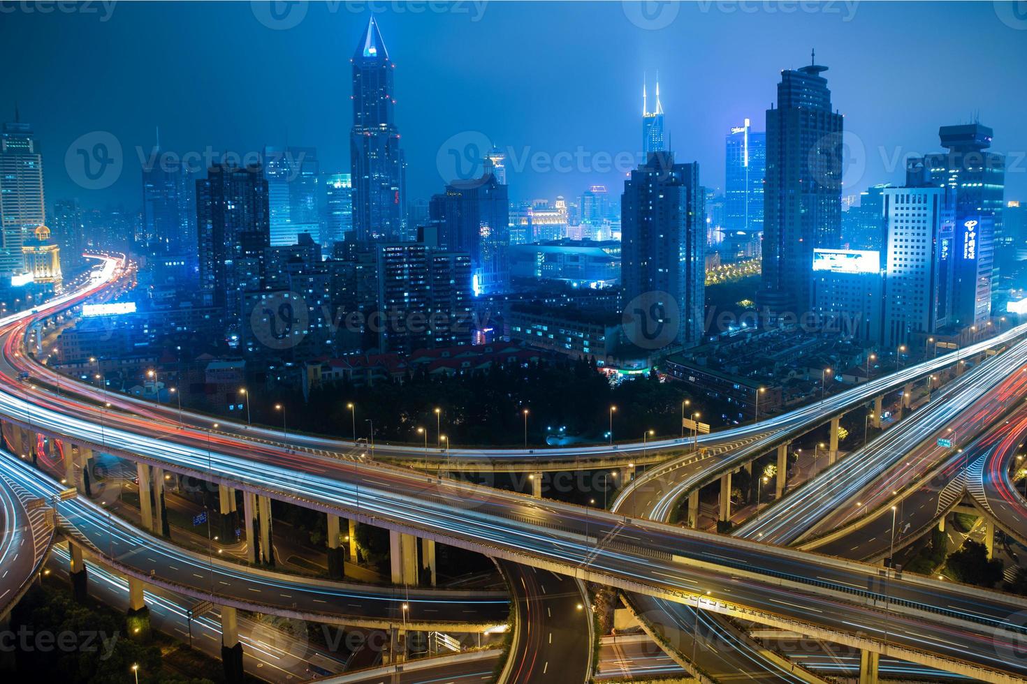moderne stadsverkeer weg 's nachts. transport knooppunt. foto