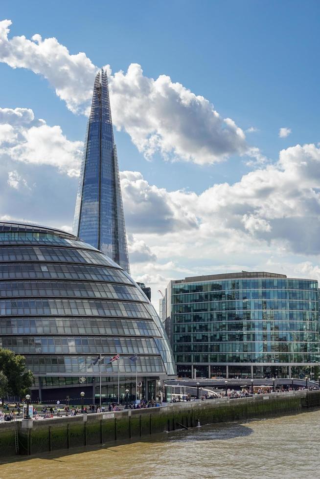 london, uk, 2014. uitzicht op het stadhuis londen en de scherf foto