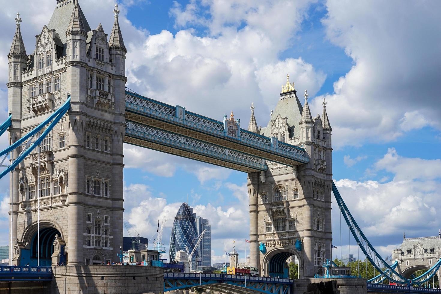 Londen, uk. toren brug overspannende de rivier- Theems foto