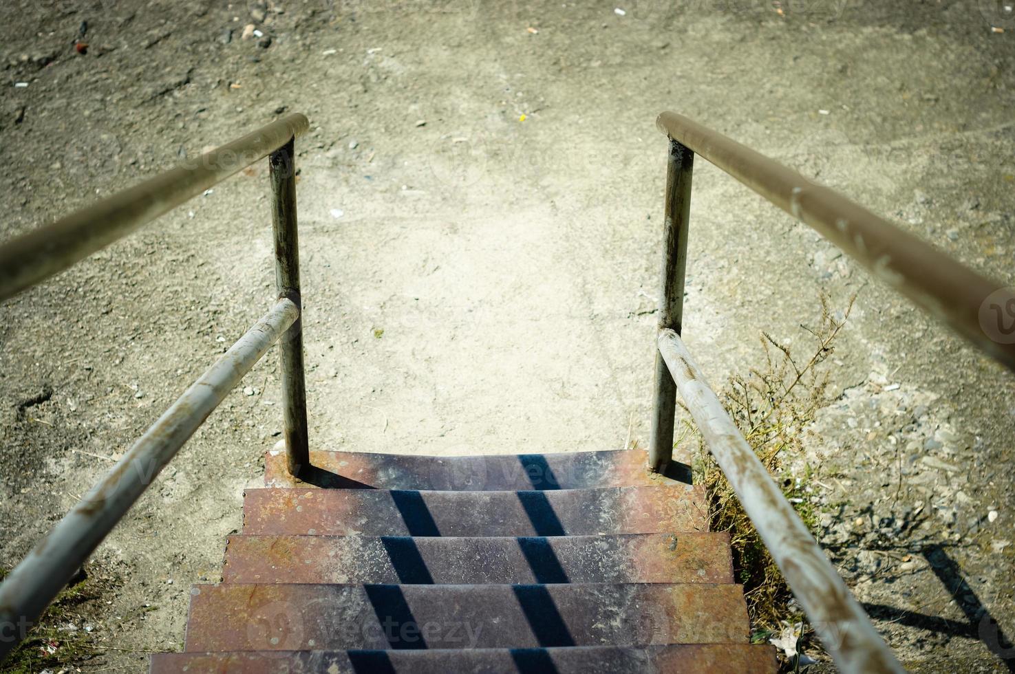 roestig metaal trap ongedaan maken de helder zonlicht foto