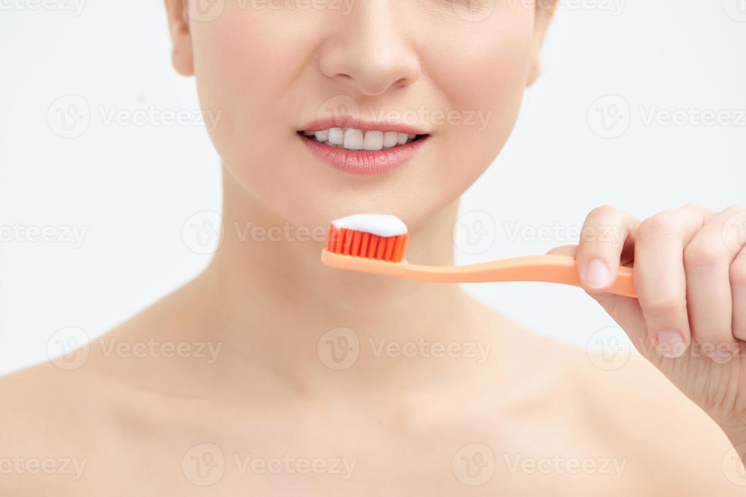 jong mooi vrouw het wassen haar perfect tanden, geïsoleerd Aan wit achtergrond foto