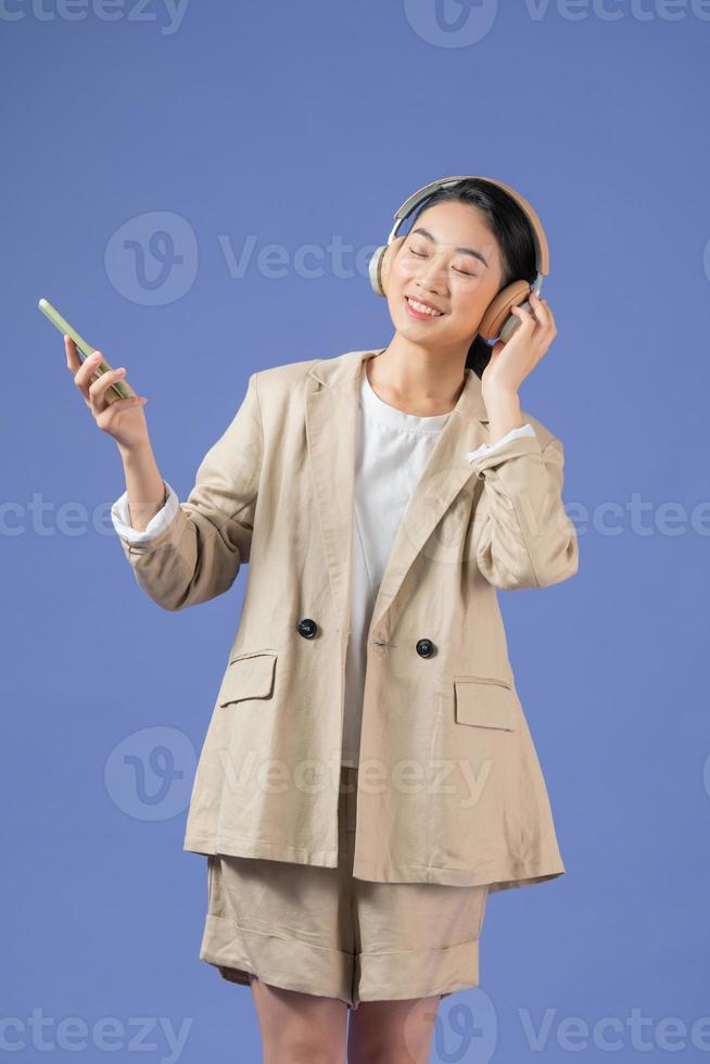 gelukkig vrouw met draadloze hoofdtelefoons in haar ea foto