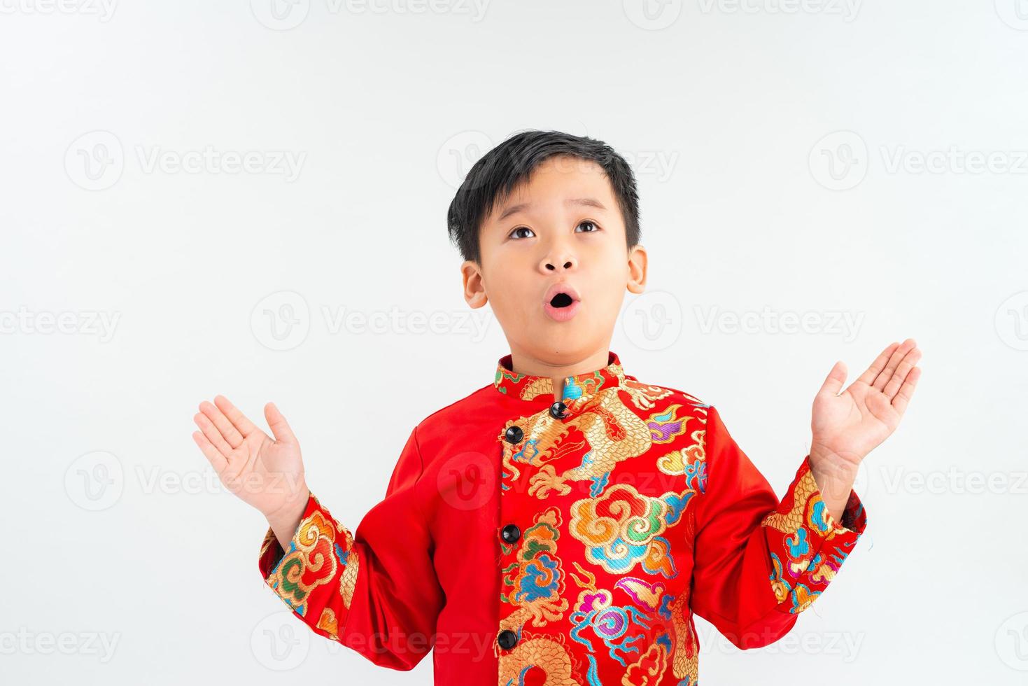 schokkend jong Aziatisch jongen isoalted Aan wit. foto