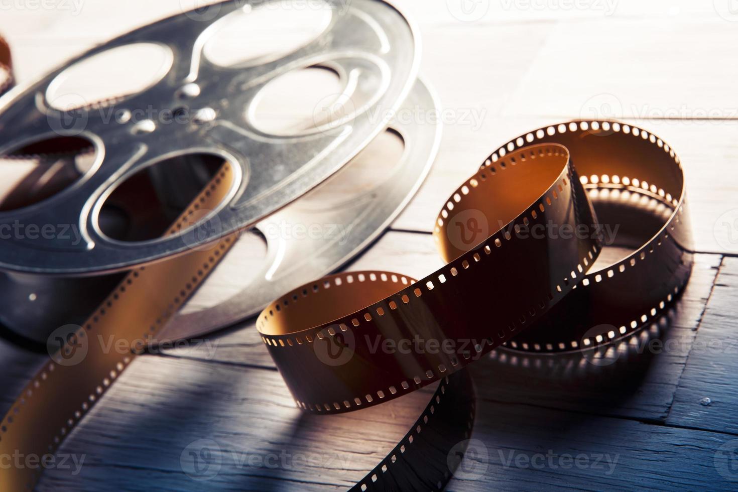 close-up van een filmrol met bruine film op een houten oppervlak foto