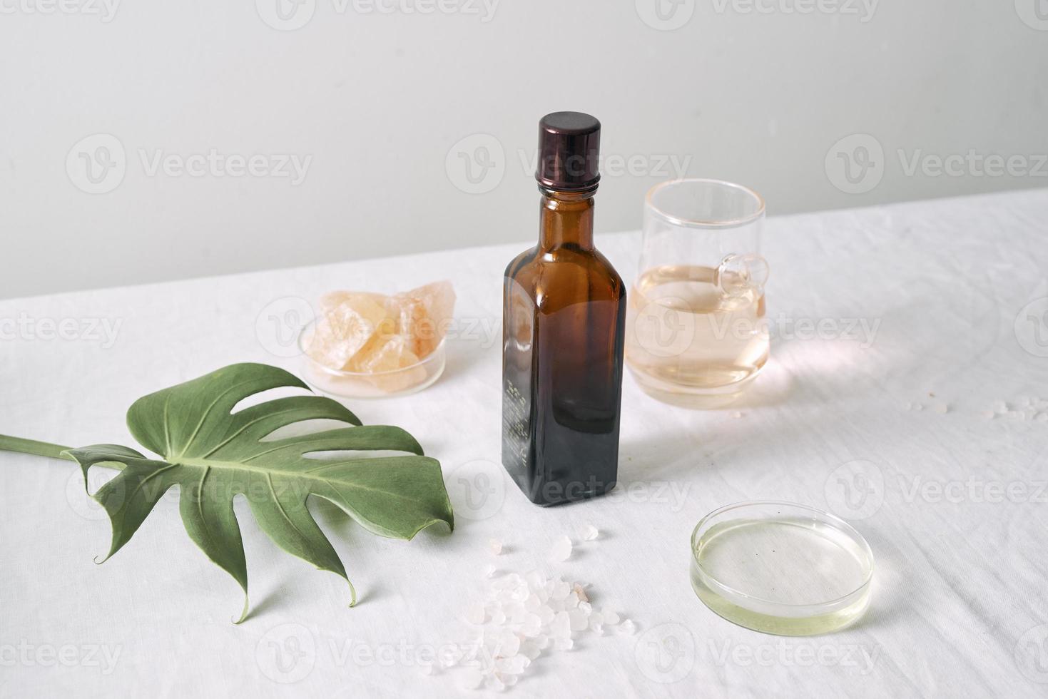 kunstmatig natuur huidsverzorging en essentieel olie aromatherapie .biologisch natuurlijk wetenschap schoonheid Product .kruiden alternatief geneeskunde . bespotten omhoog. foto