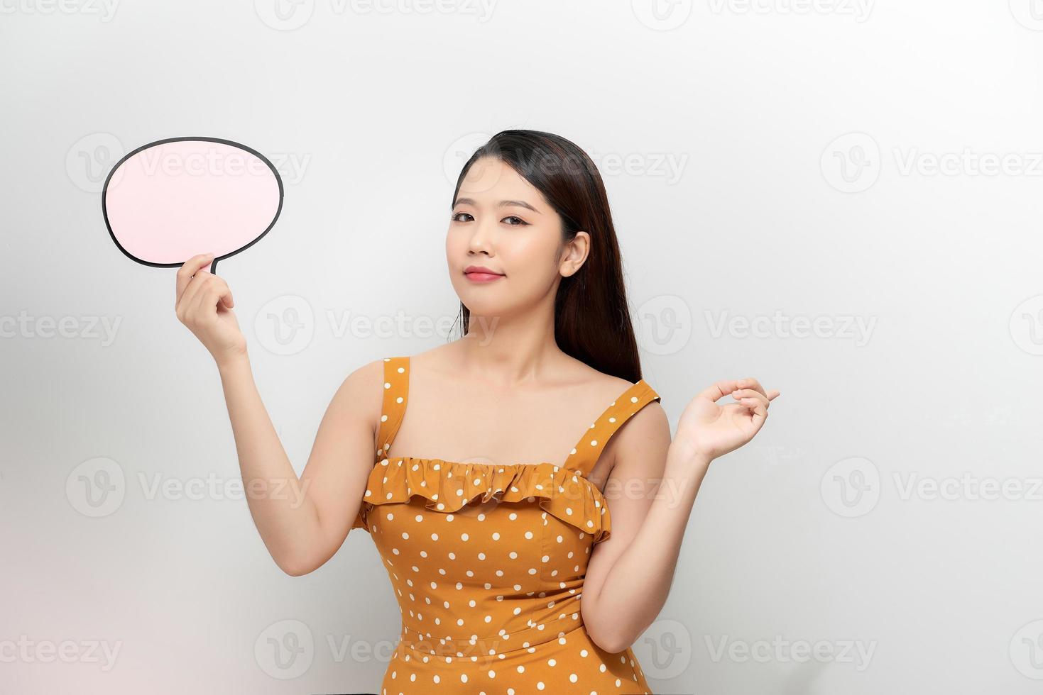 een jong vrouw in een wit overhemd Holding een gedachte doos symbool. foto