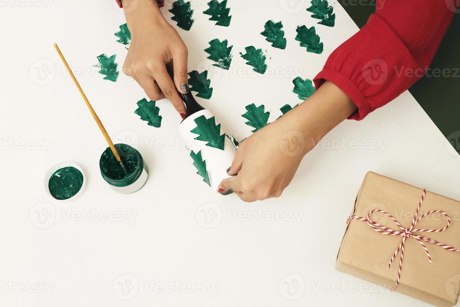 vrouw maken Kerstmis papier Geschenk. noël, Kerstmis concept foto