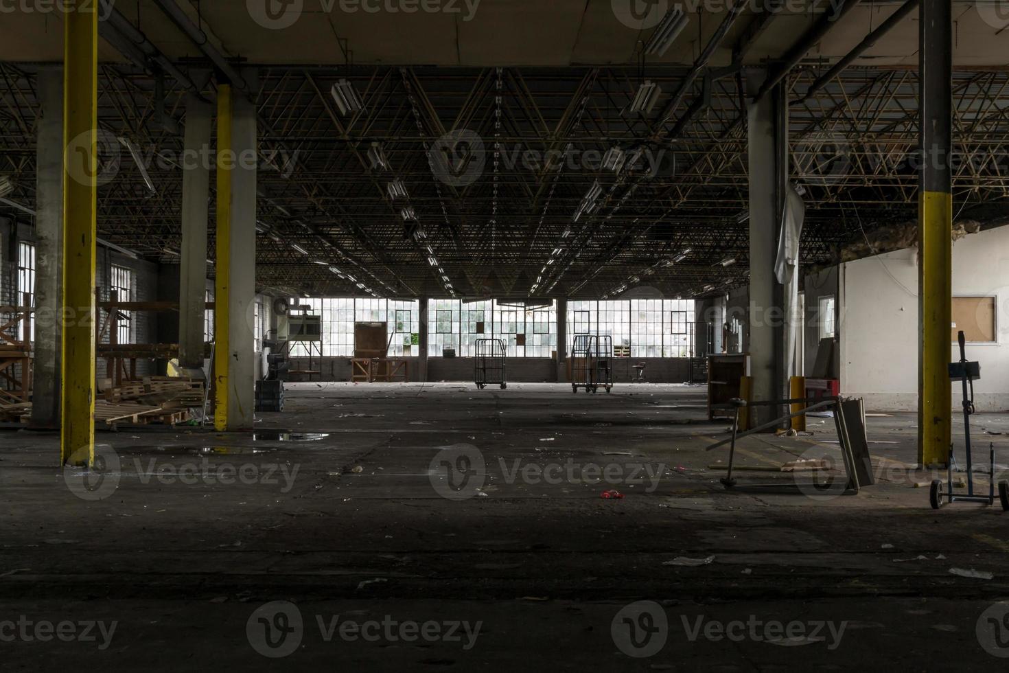 verlaten vervallen fabriek in ruïne foto