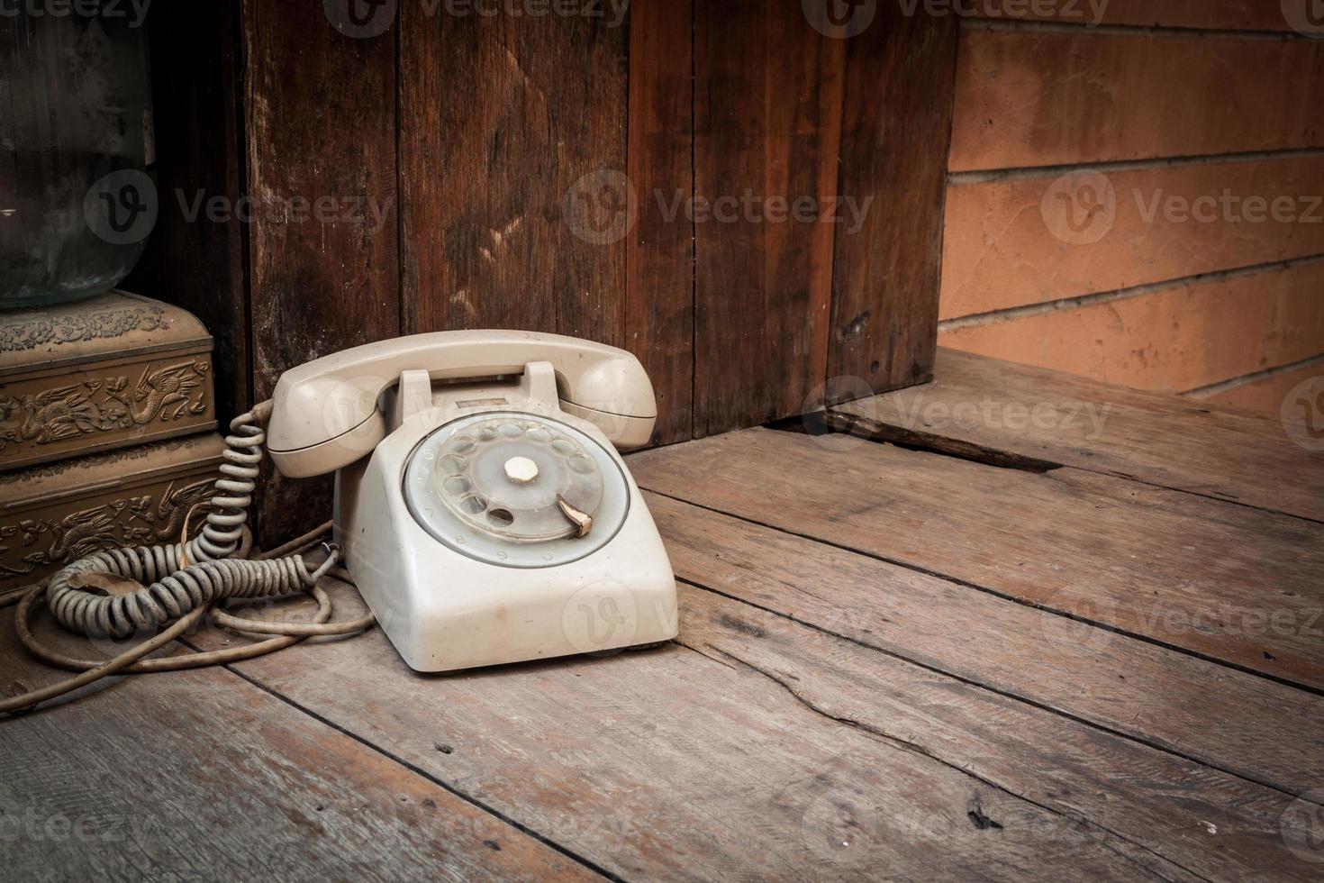 vintage telefoon op houten achtergrond foto