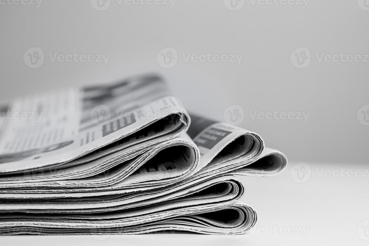 kranten op elkaar gestapeld foto