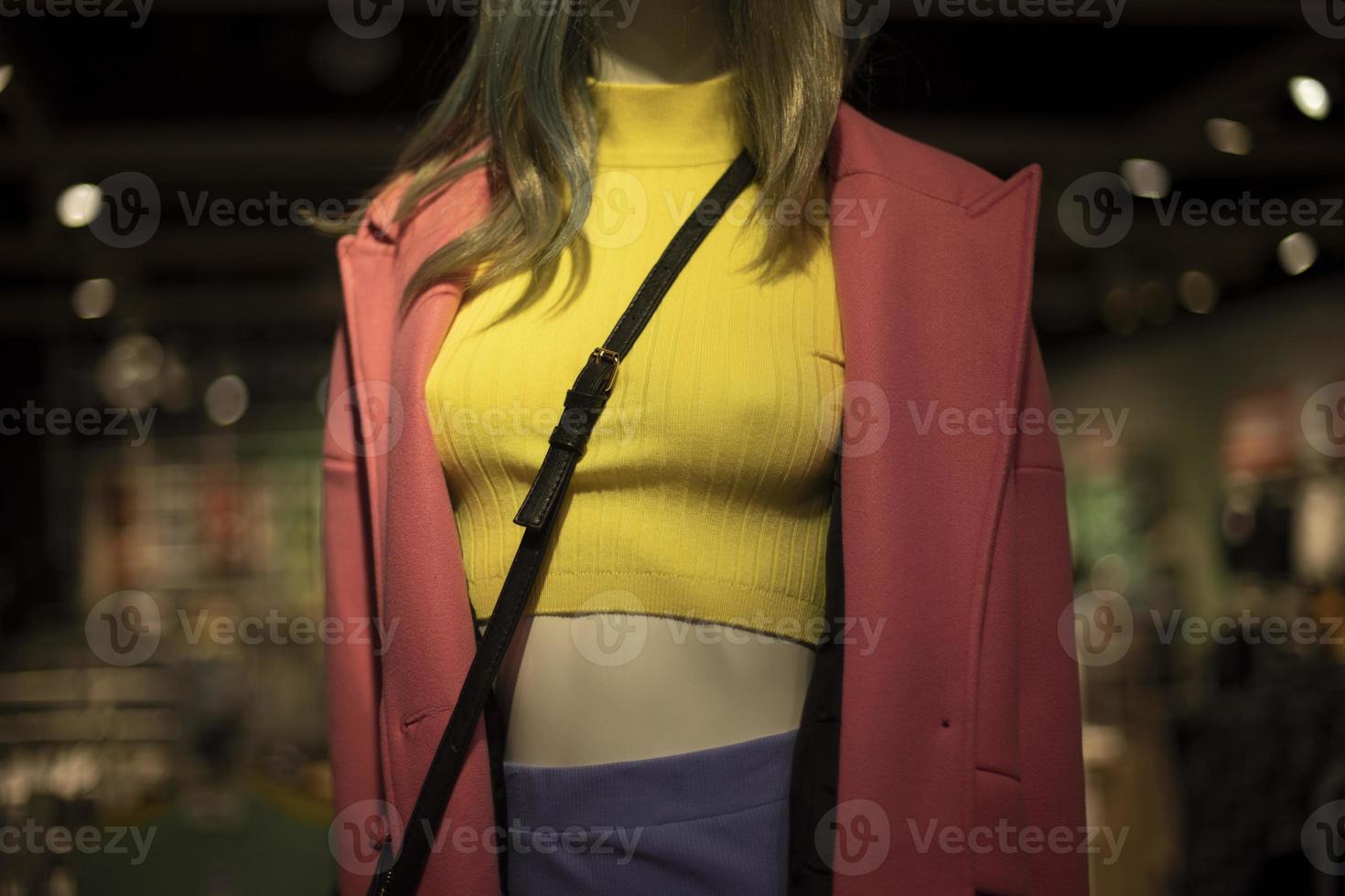 mannequin shows vrouwen kleren. details van kleding op te slaan. foto