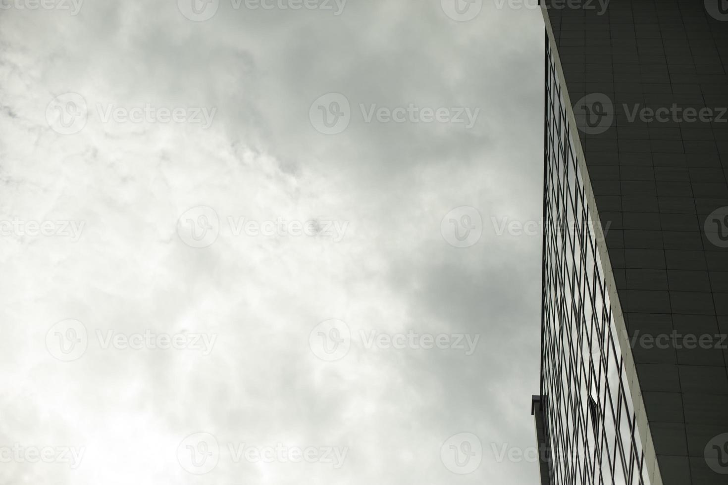 gebouw tegen lucht. modern stijl van architectuur. foto