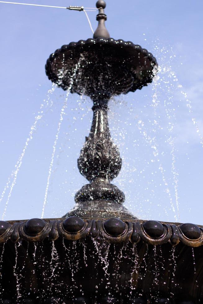 een deel van de stad fontein met water spatten. foto